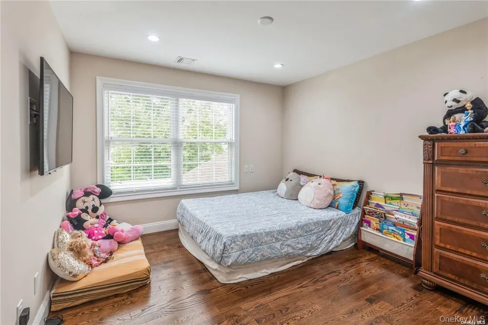 45 Meeting Lane Hicksville, NY 11801