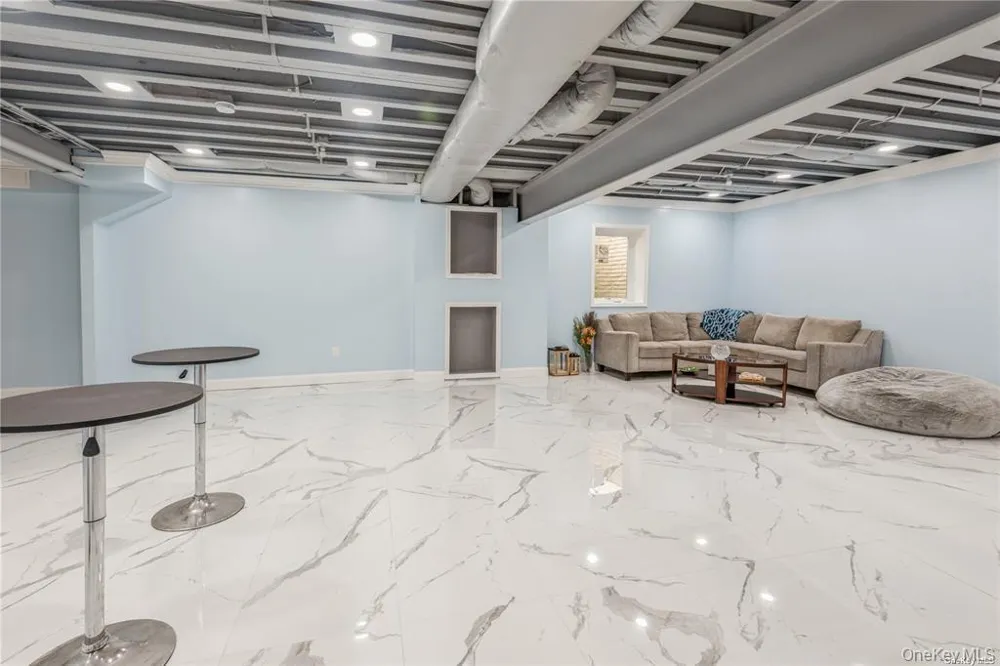 45 Meeting Lane Hicksville, NY 11801