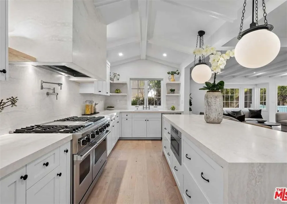 711 S Westgate Avenue #1 Lake Los Angeles, CA 90049