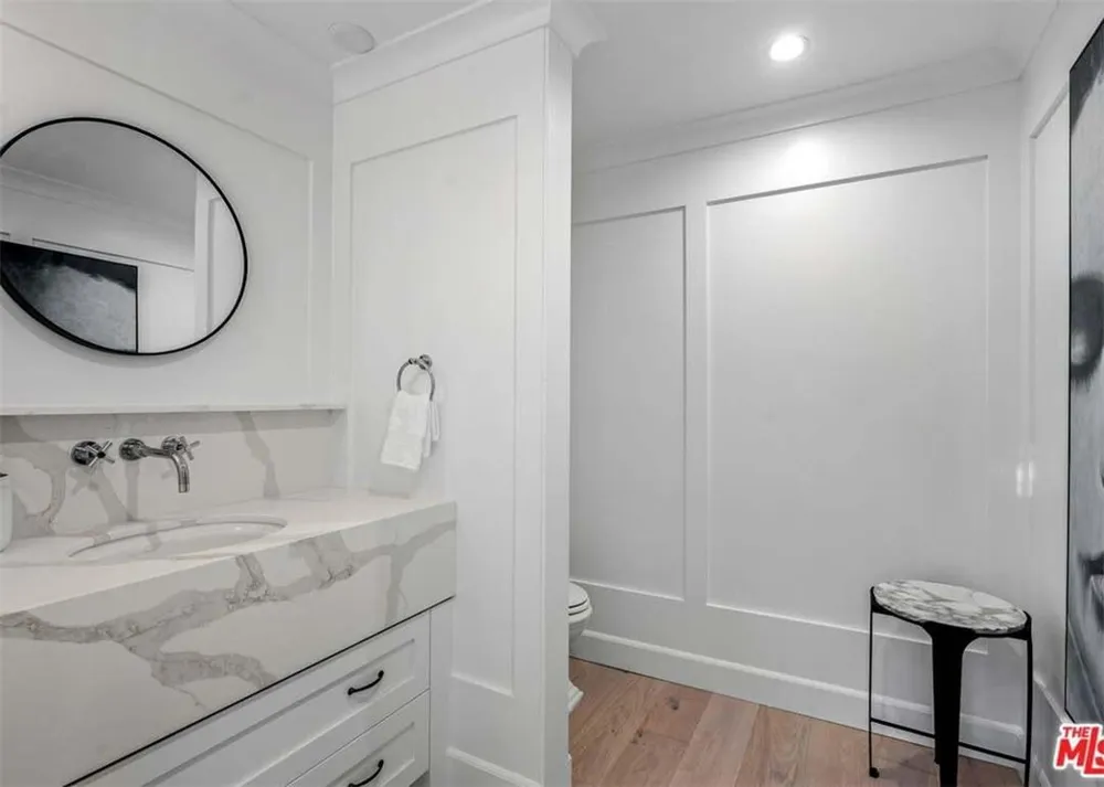 711 S Westgate Avenue #1 Lake Los Angeles, CA 90049
