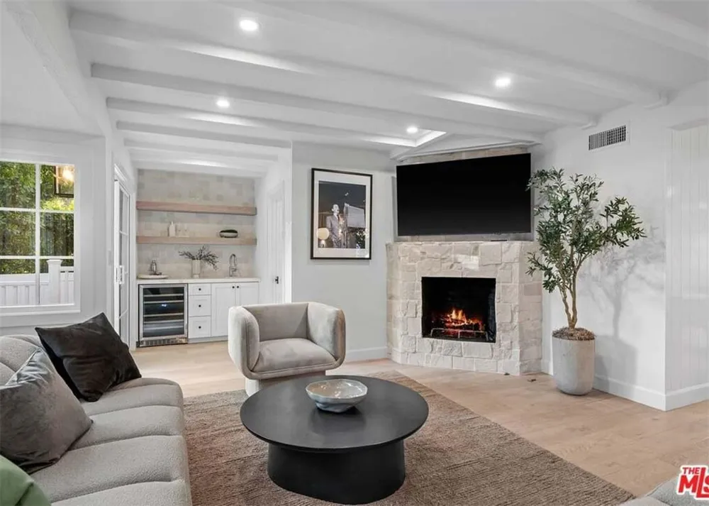 711 S Westgate Avenue #1 Lake Los Angeles, CA 90049