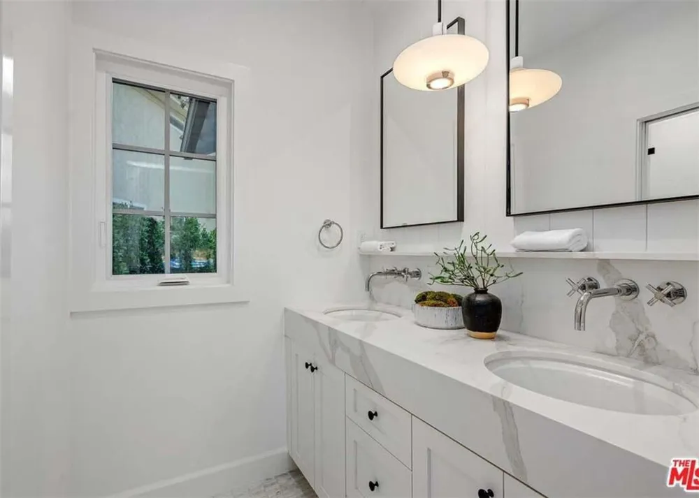 711 S Westgate Avenue #1 Lake Los Angeles, CA 90049