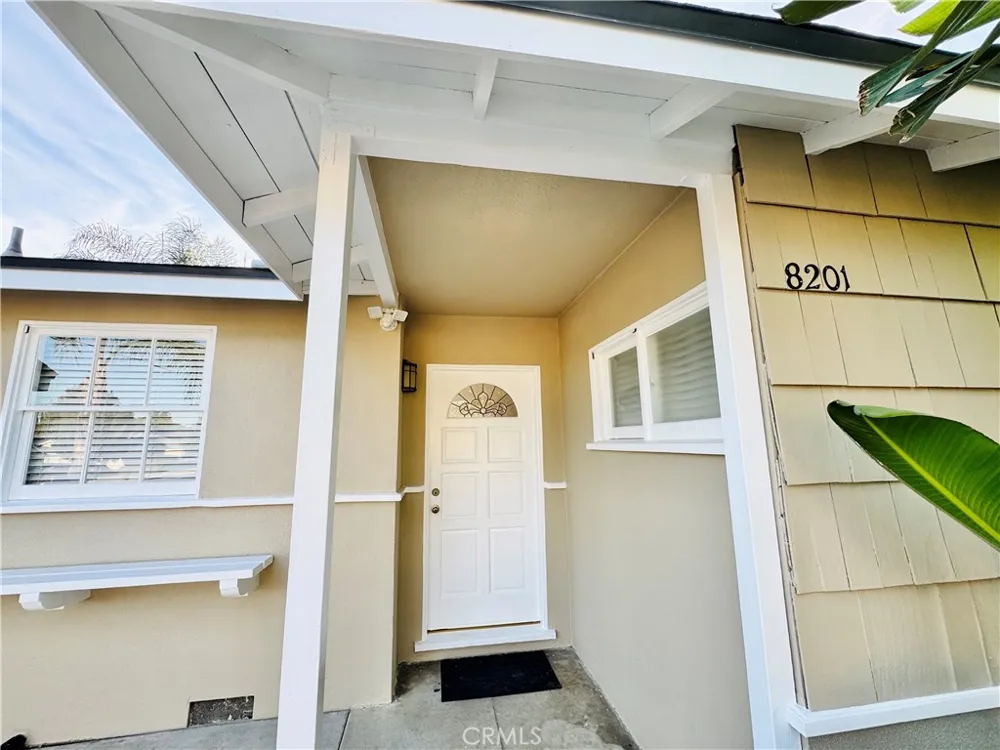 8201 Delco Winnetka, CA 91306