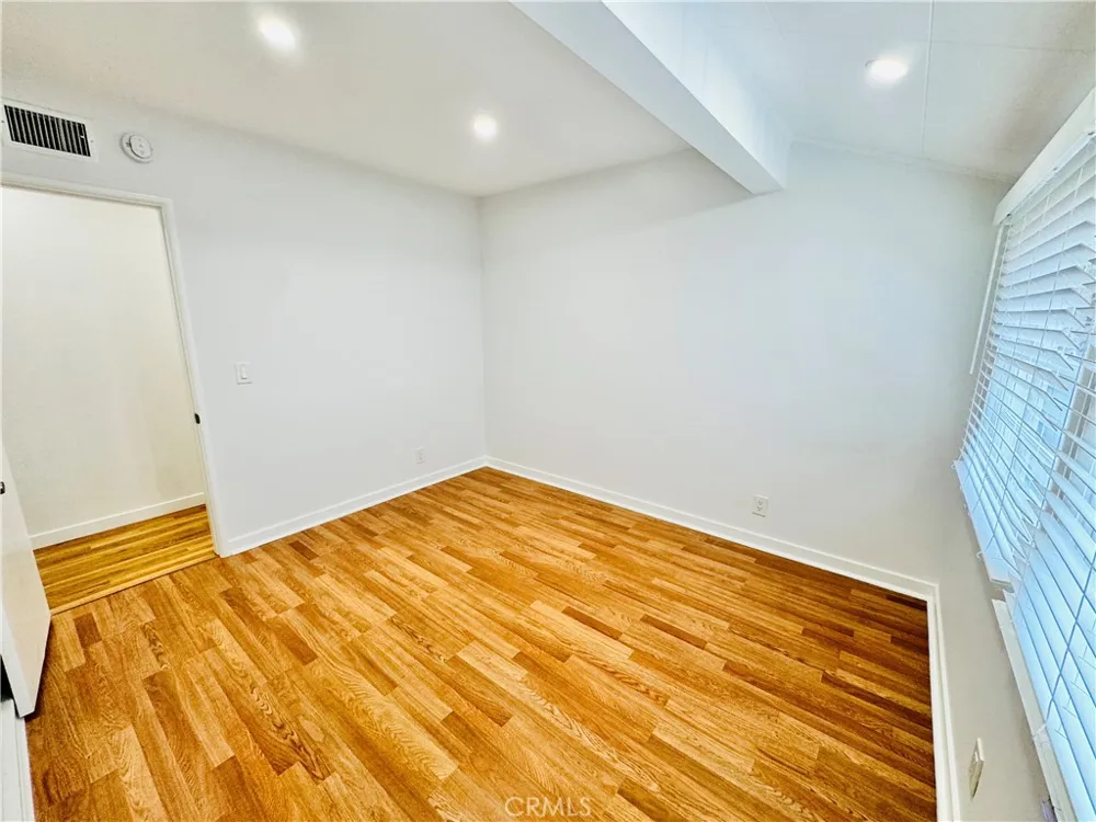 8201 Delco Winnetka, CA 91306