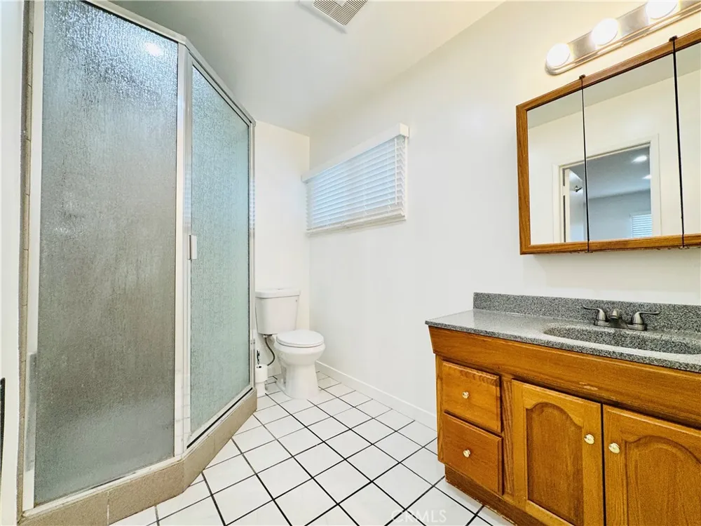 8201 Delco Winnetka, CA 91306