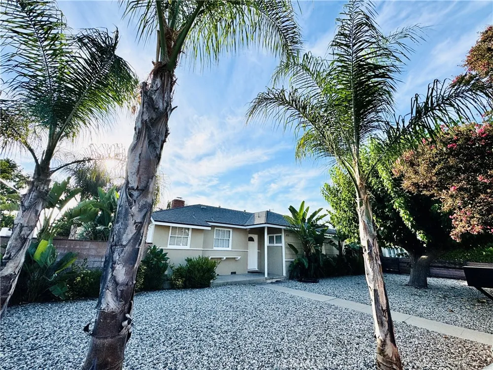 8201 Delco Winnetka, CA 91306