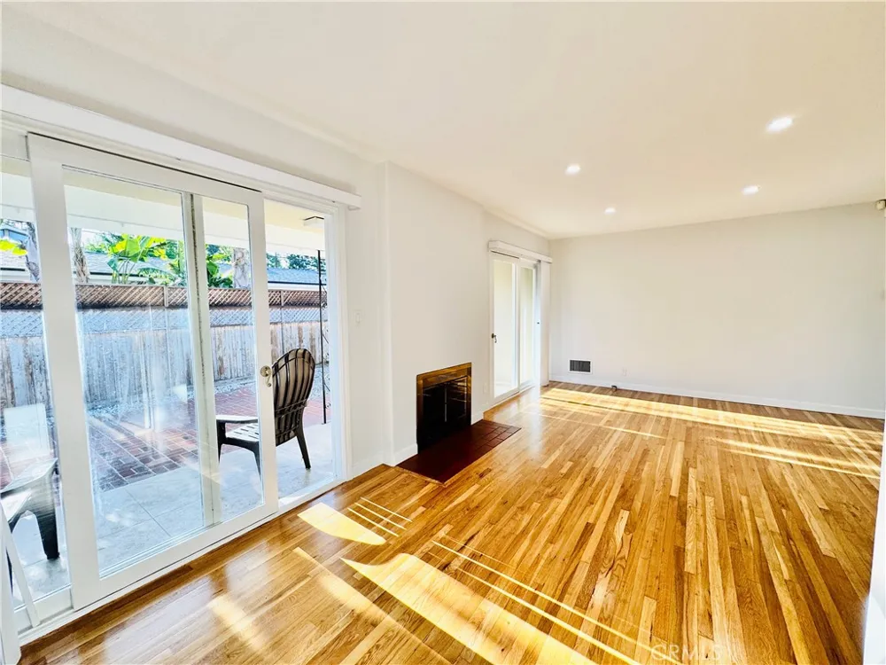 8201 Delco Winnetka, CA 91306