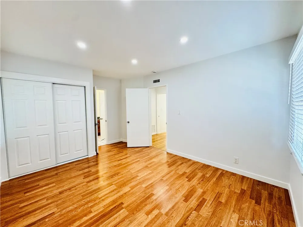 8201 Delco Winnetka, CA 91306