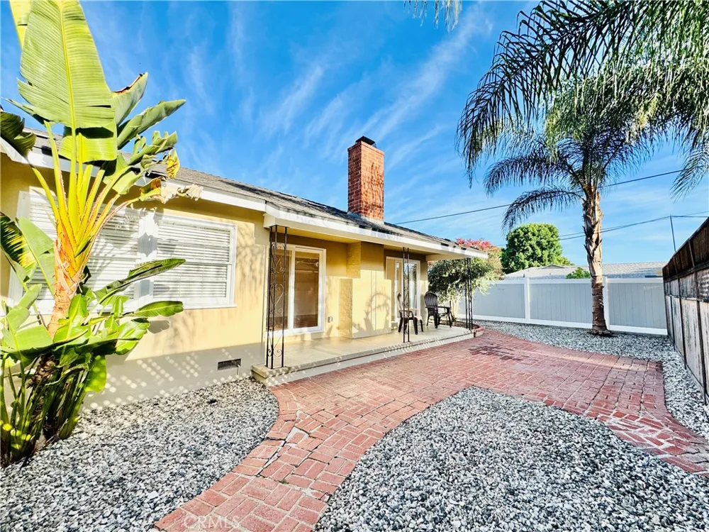 8201 Delco Winnetka, CA 91306
