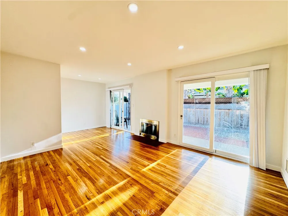 8201 Delco Winnetka, CA 91306