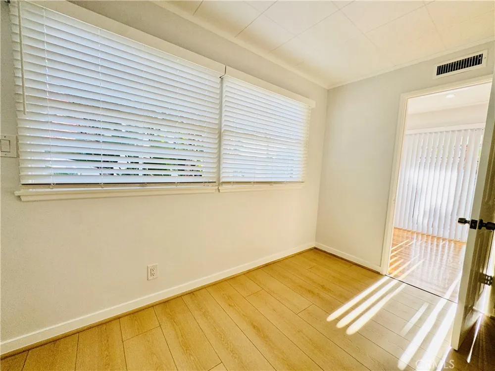 8201 Delco Winnetka, CA 91306