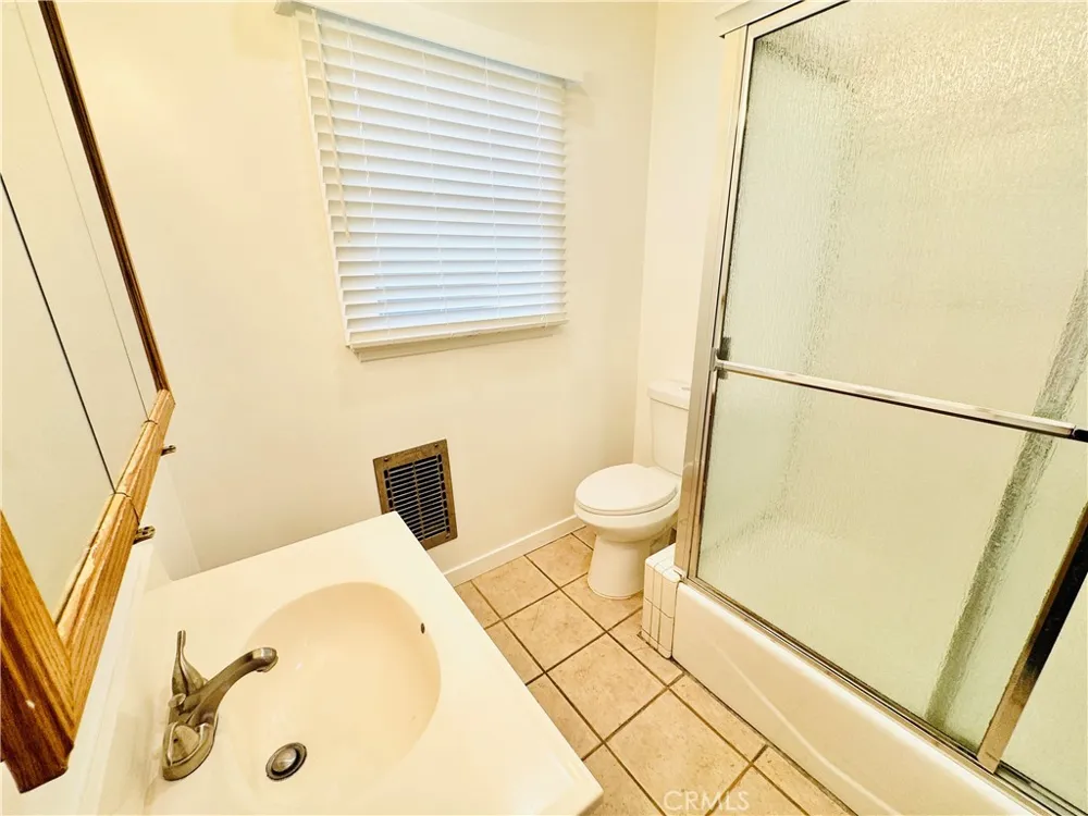 8201 Delco Winnetka, CA 91306