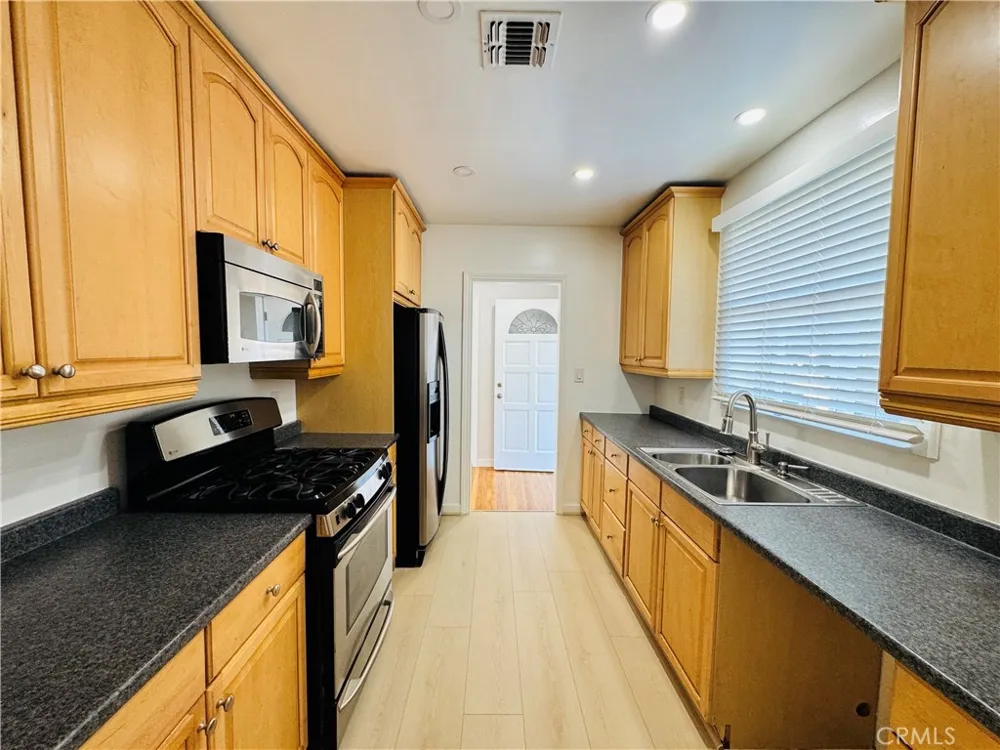 8201 Delco Winnetka, CA 91306