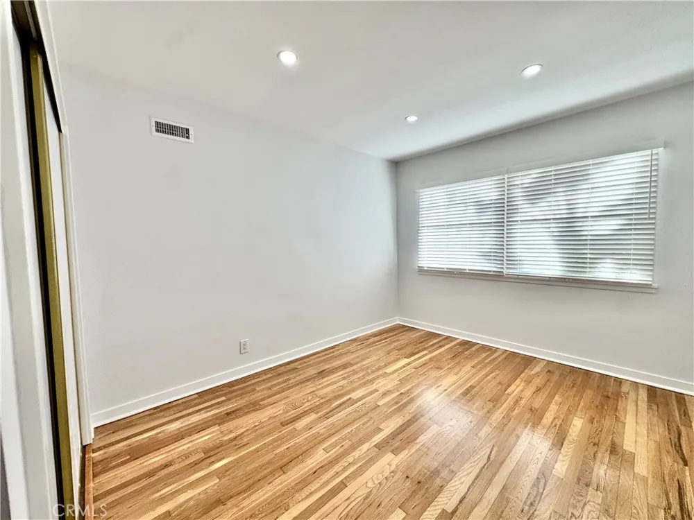 8201 Delco Winnetka, CA 91306