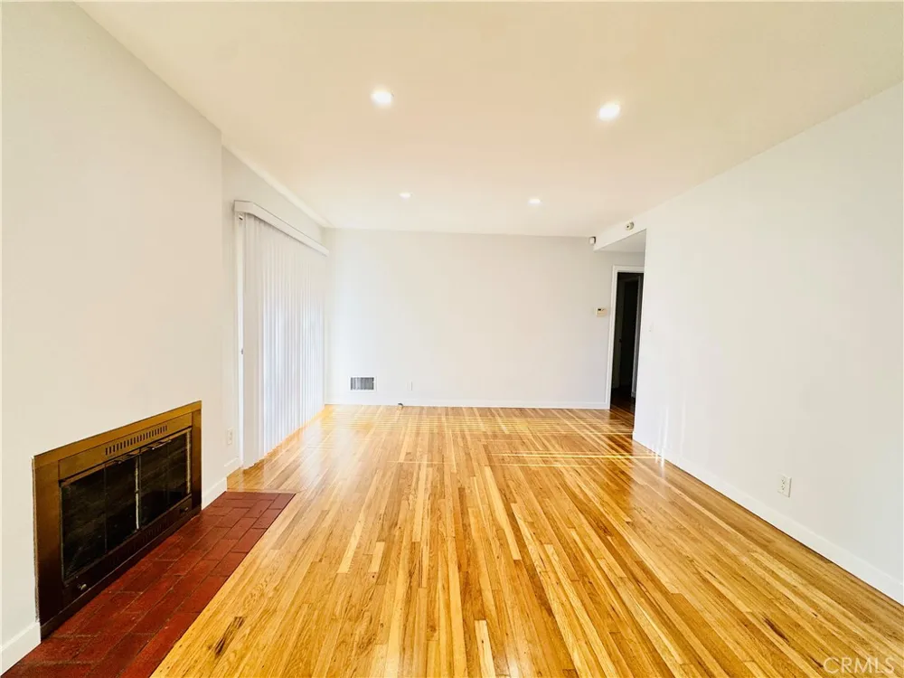 8201 Delco Winnetka, CA 91306