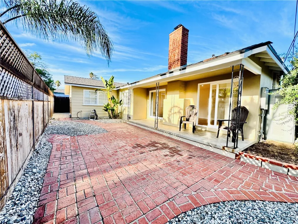 8201 Delco Winnetka, CA 91306