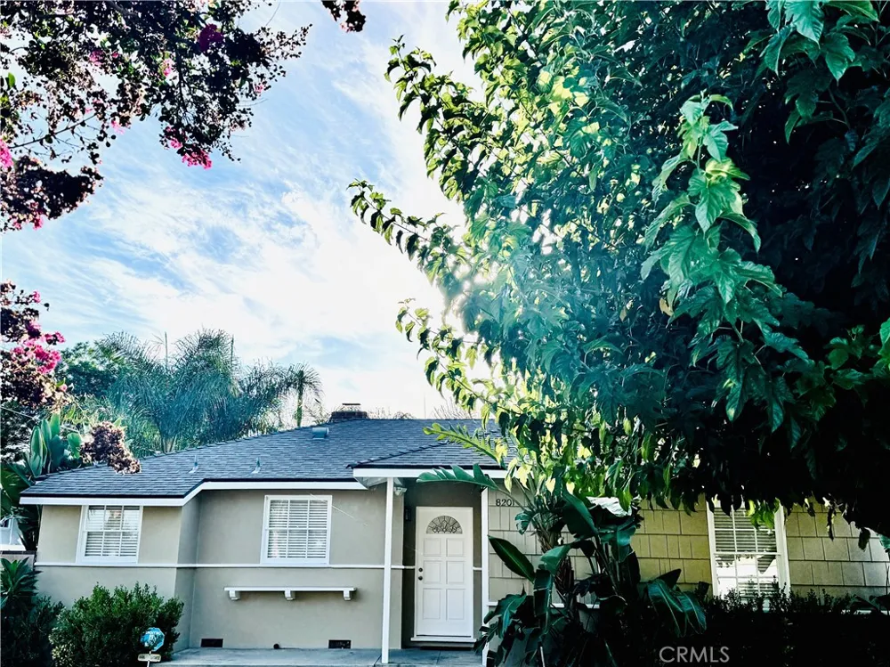 8201 Delco Winnetka, CA 91306