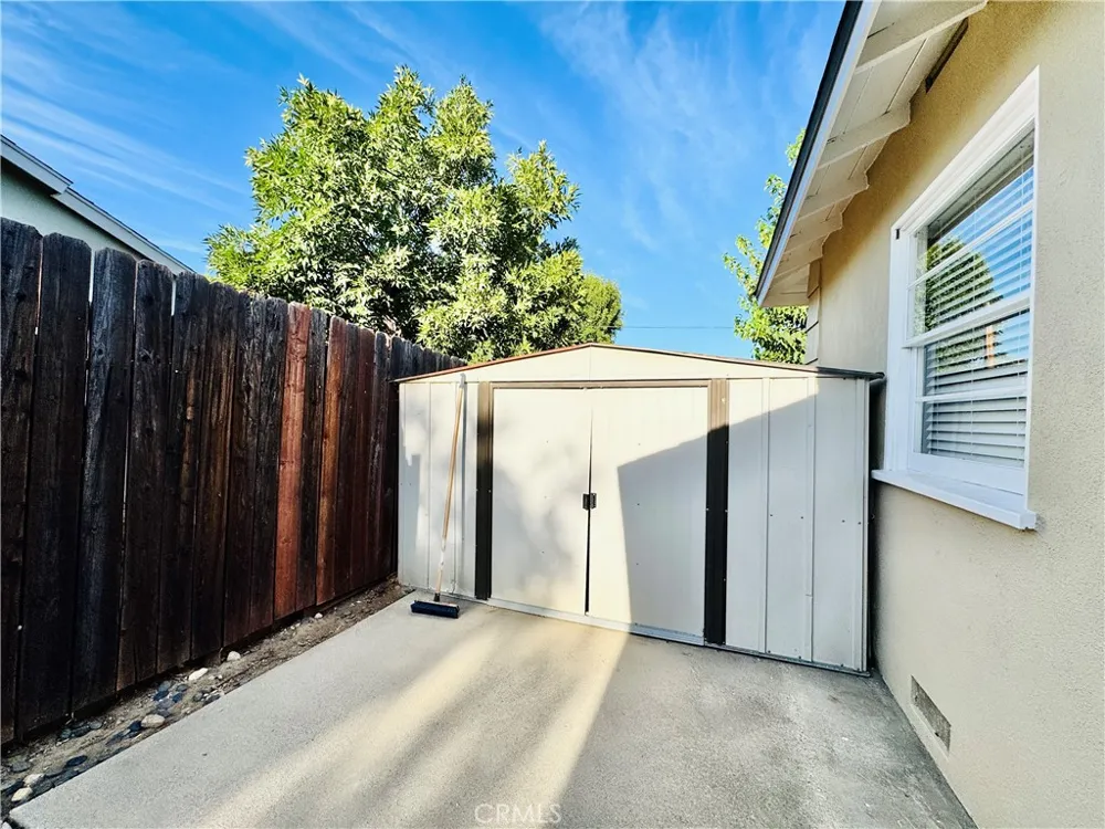 8201 Delco Winnetka, CA 91306