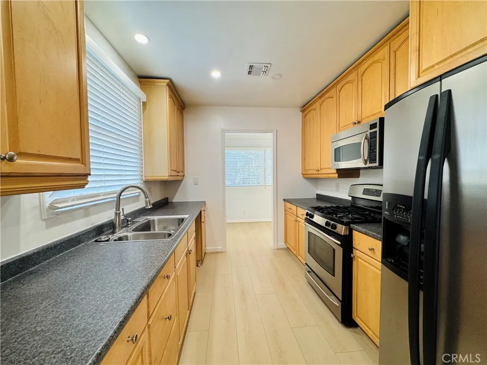 8201 Delco Winnetka, CA 91306