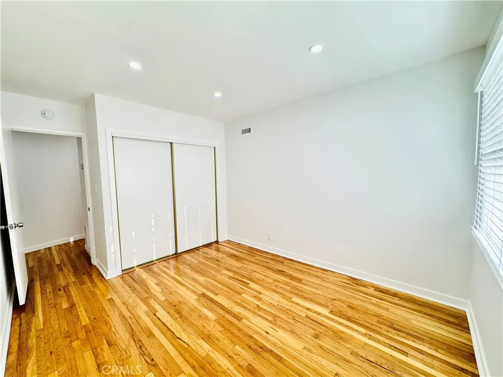 8201 Delco Winnetka, CA 91306