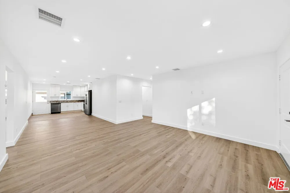 17623 Burbank Boulevard Encino, CA 91316