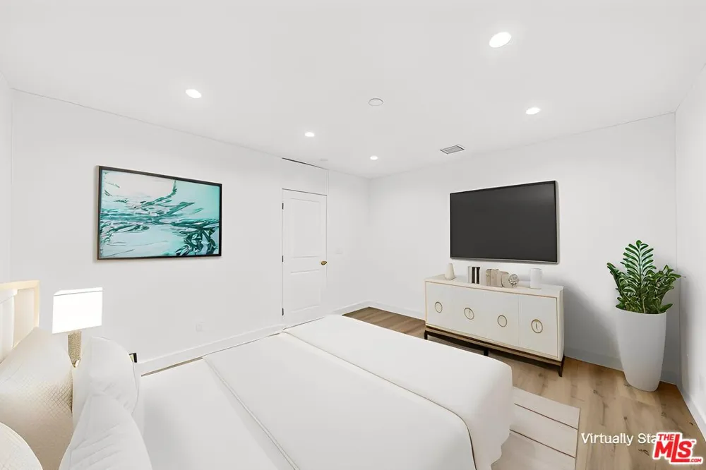 17623 Burbank Boulevard Encino, CA 91316