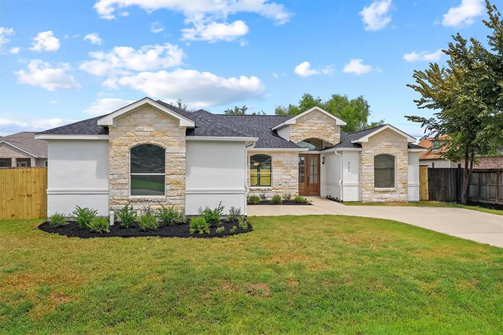 227 Manor Avenue Arcola, TX 77583