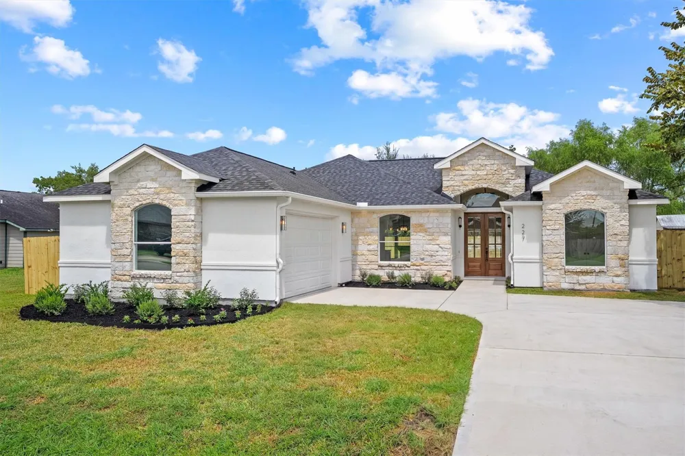 227 Manor Avenue Arcola, TX 77583