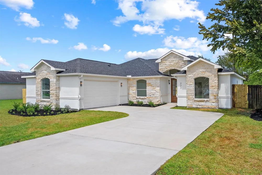 227 Manor Avenue Arcola, TX 77583