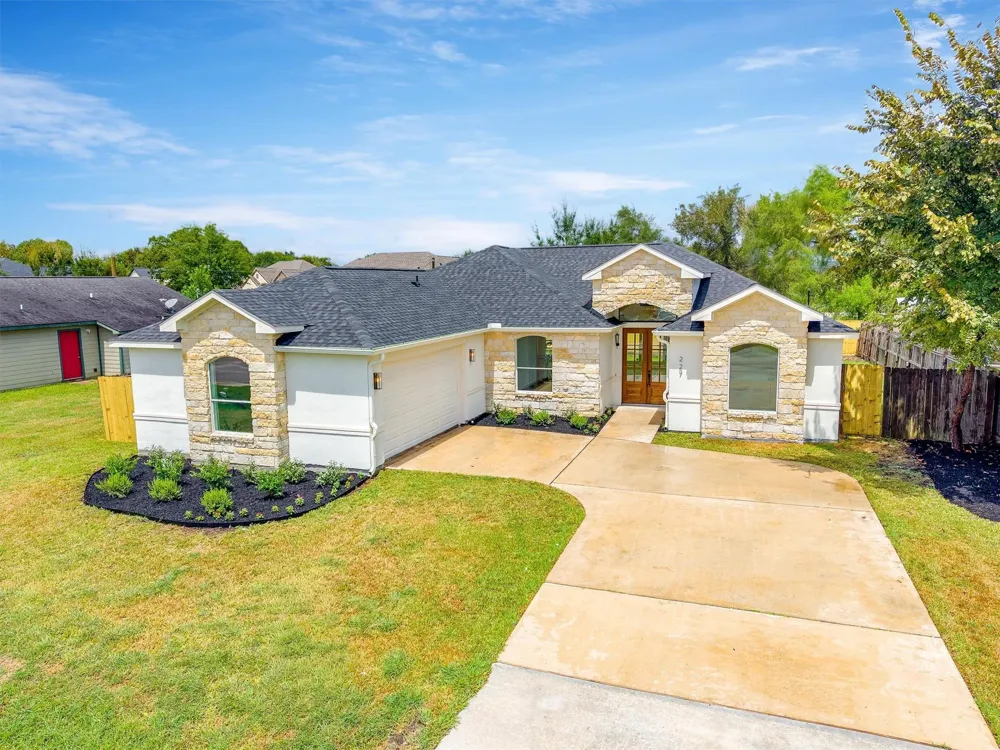 227 Manor Avenue Arcola, TX 77583