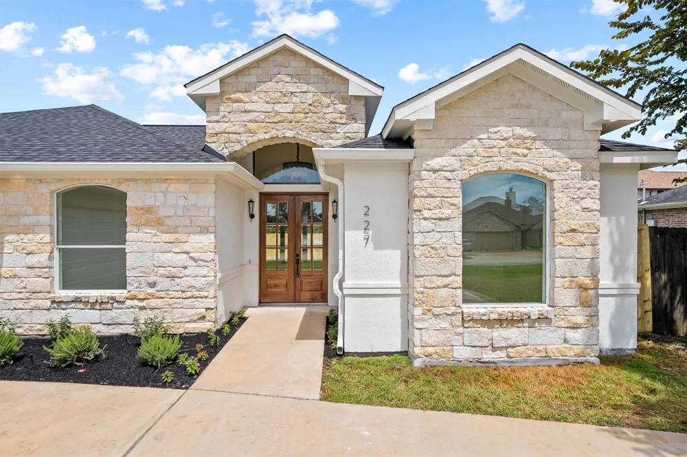 227 Manor Avenue Arcola, TX 77583