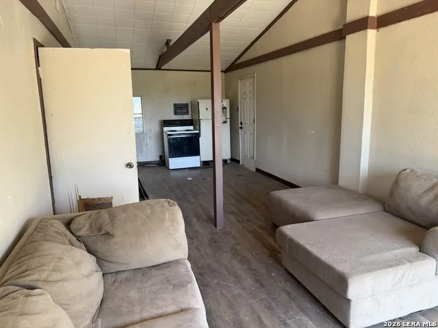 786 39TH ST W Lakehills, TX 78063