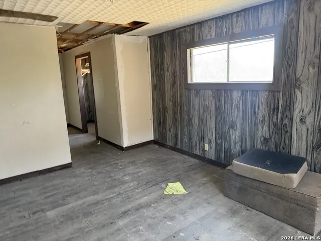 786 39TH ST W Lakehills, TX 78063