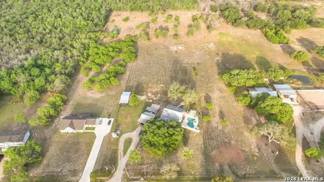 413 W Malone Devine, TX 78016