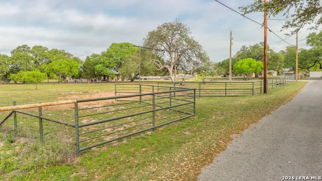413 W Malone Devine, TX 78016