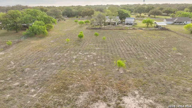 413 W Malone Devine, TX 78016