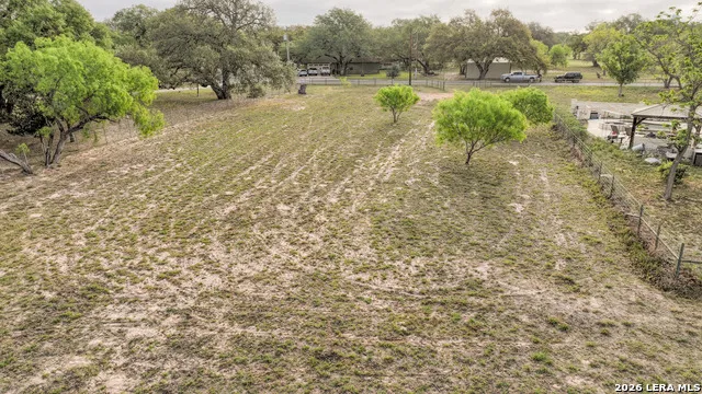 413 W Malone Devine, TX 78016