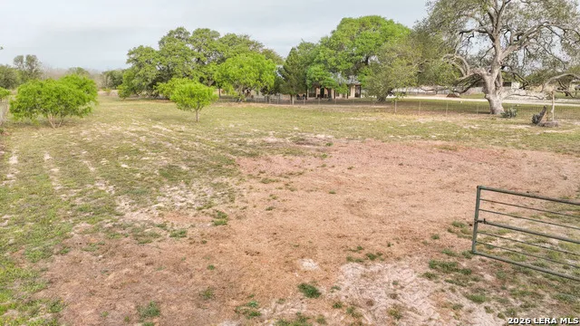 413 W Malone Devine, TX 78016