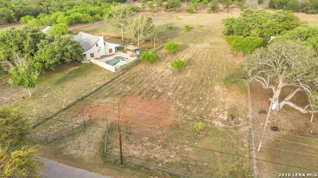 413 W Malone Devine, TX 78016