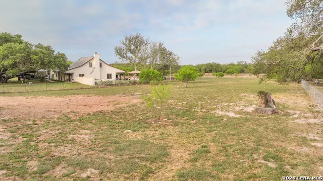 413 W Malone Devine, TX 78016