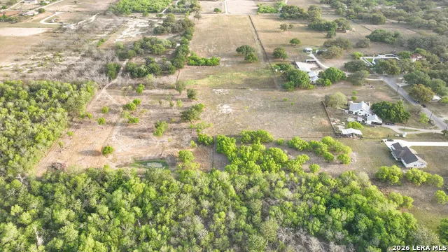 413 W Malone Devine, TX 78016