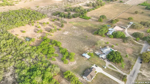 413 W Malone Devine, TX 78016