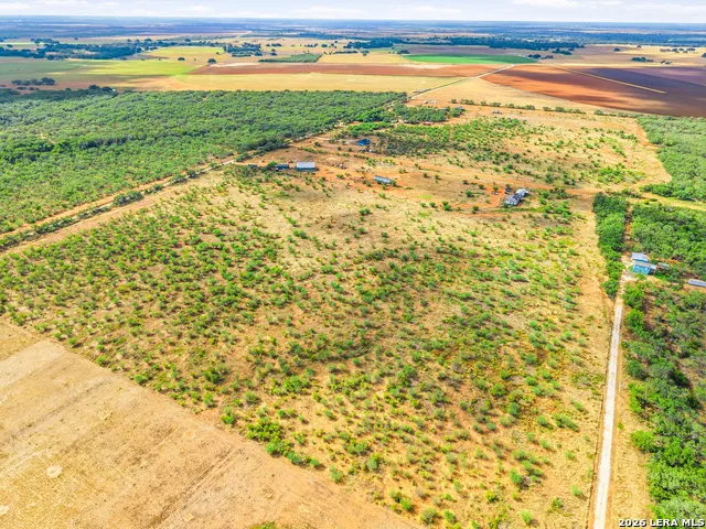 877 County Road 106 Floresville, TX 78114