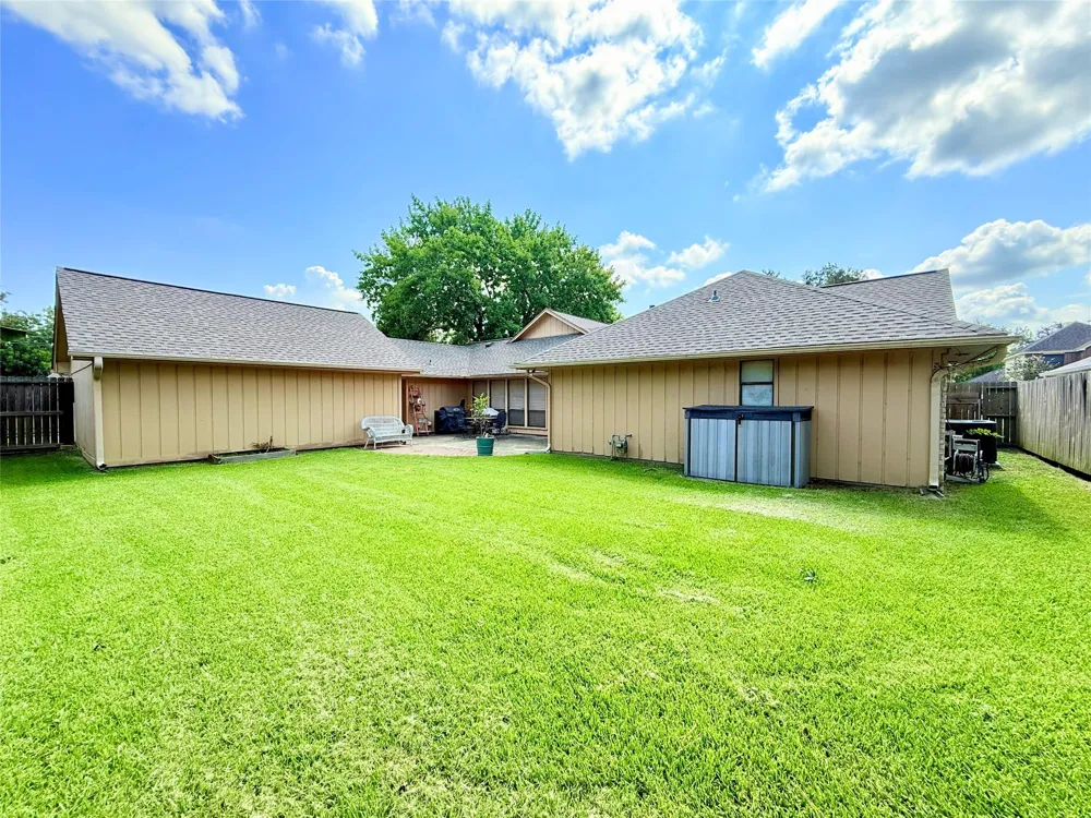 2702 S Pine Hill Drive Pearland, TX 77581