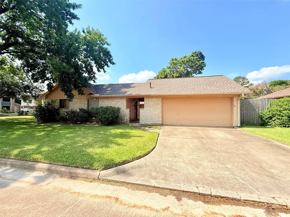 2702 S Pine Hill Drive Pearland, TX 77581