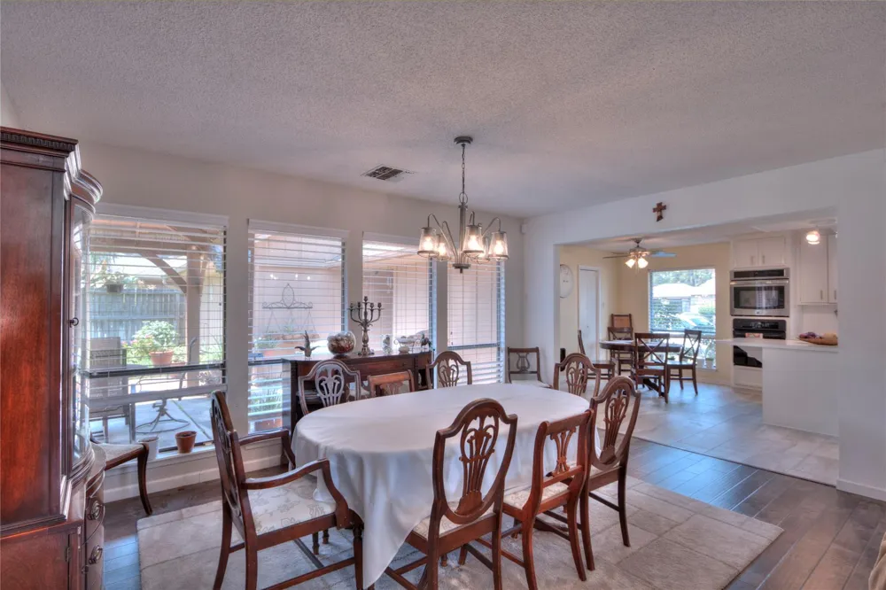 2702 S Pine Hill Drive Pearland, TX 77581