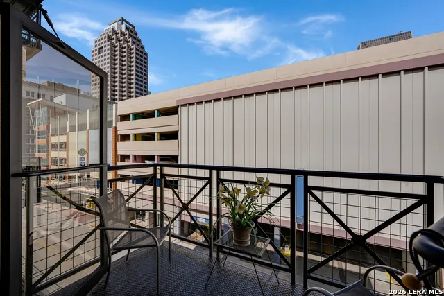 214 E Travis Unit APT 301 San Antonio, TX 78205
