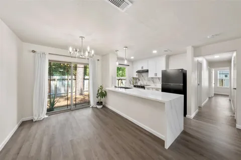 7 Hasting Oak Court