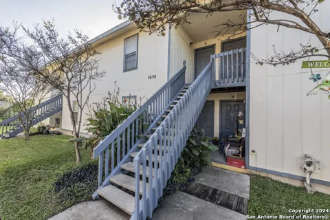 1634 W Woodlawn Unit 5