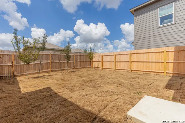 6749 MARBLE RDG Elmendorf, TX 78112